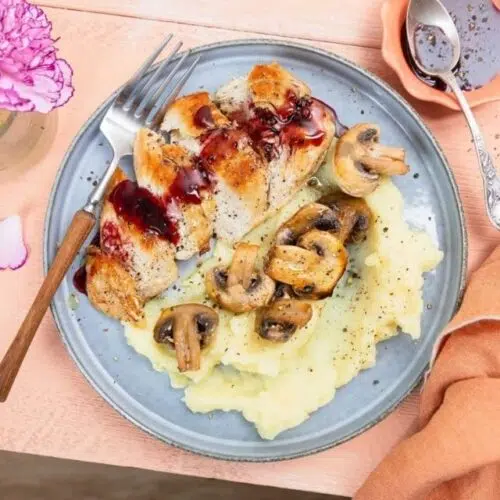 Filet de poulet sauce carapiment (caramel de vin rouge au piment) et champignons de Paris