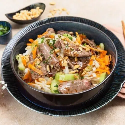 Salade asiatique pimentée de bœuf, concombre et cacahuètes