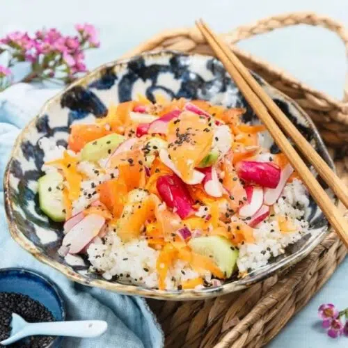 Salade chirashi au saumon fumé, radis et sésame noir
