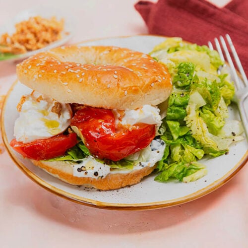 Bagel a la burrata tomates roties et basilic 20115
