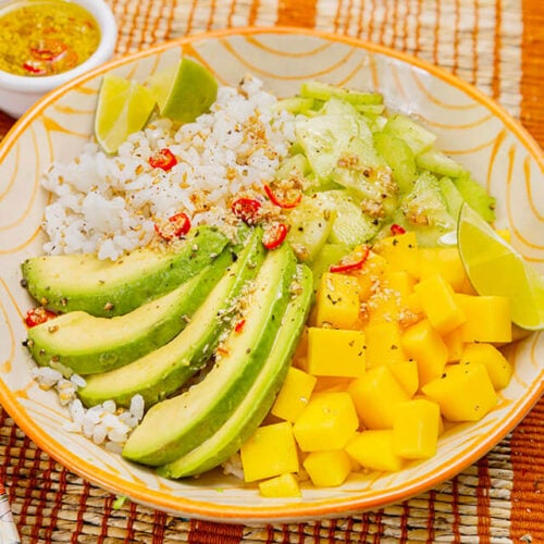Bowl avocat mangue concombre et vinaigrette piment coco