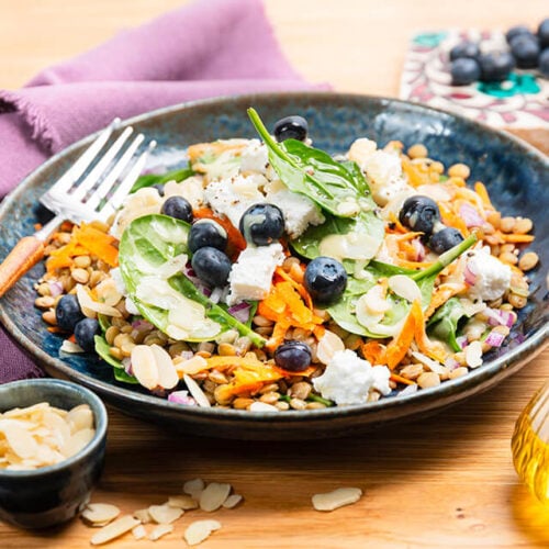 Salade de lentilles myrtilles crottin de chevre et amandes
