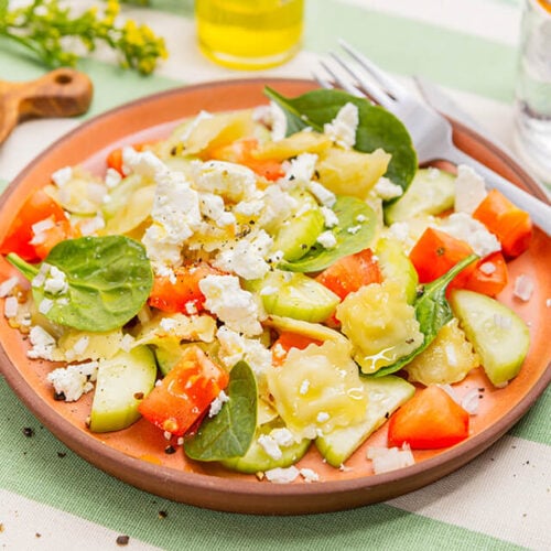 Salade fraiche de ravioles a poeler au fromage frais et feta