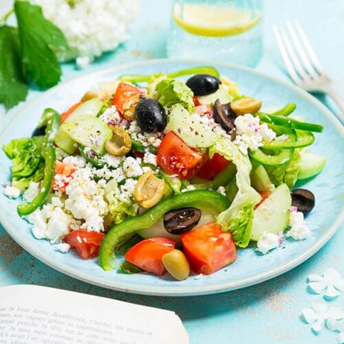 Salade grecque poivron tomate et concombre a la feta et olives