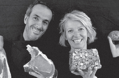 Nos ingrédients 26 MILLAS - CHARCUTERIE ARTISANALE DEPUIS 1995
La maison Millas fabrique des charcuteries artisanales dans les Monts de Lacaune, sur les hauteurs du Tarn. Ils préparent nos lardons sans nitrite avec de la poitrine de cochon Apalhat, issue de porcs élevés sur paille par trois éleveurs locaux du Tarn et de l’Aveyron, selon un cahier des charges exigeant. Une recette simple, sans additif : de la poitrine de porc, du sel marin, un fumage au bois de hêtre dans leur fumoir artisanal… et c’est tout. Des lardons au goût franc et naturel, pour apporter du caractère à nos recettes sans en faire tout un jambon.