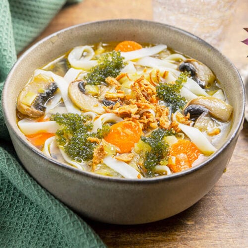 Bouillon de nouilles asiatiques au gingembre champignons et algues