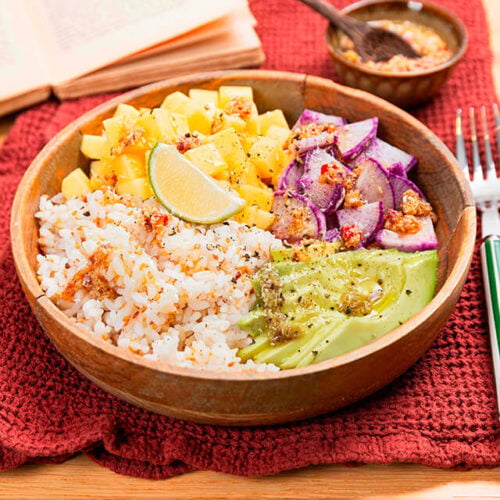 Bowl avocat mangue radis et vinaigrette piment coco