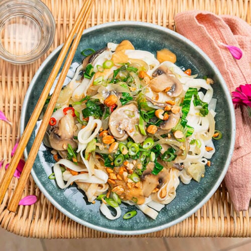 Nouilles sautées aux légumes croquants sauce cacahuète pimentée