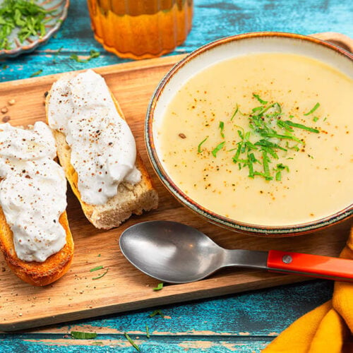 Velouté de panais poireau et tartines de burrata au sel fumé viking